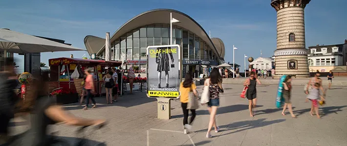 City Light Poster in Rostock Warnemünde zeigt Werbung für Kunstausstellung.