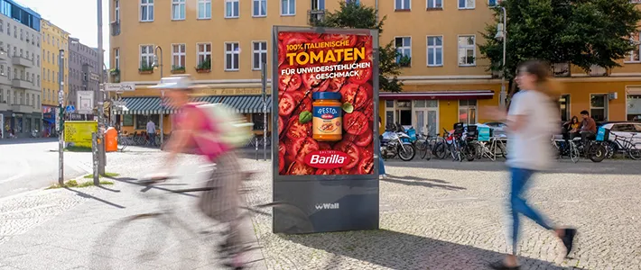 City Light Poster zeigt Lebensmittelwerbung in Danzinger Straße in Berlin