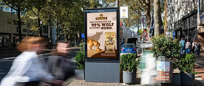 City Light Poster mit Werbung für Tiernahrung in Köln.