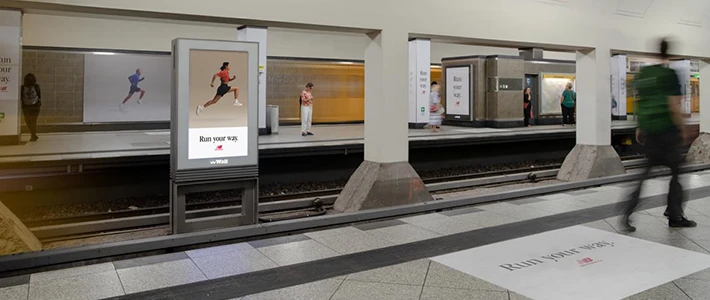 City Light Poster, Wand, Säulen- und Bodenposter einer Schuhmarke in U-Bahnstation am Mehringdamm in Berlin.