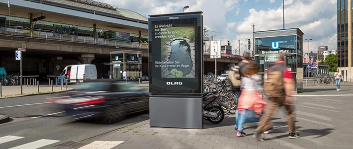 City Light Poster mit Sicherheitskampagne neben einem U-Bahn-Eingang am Breslauer Platz, Köln.
