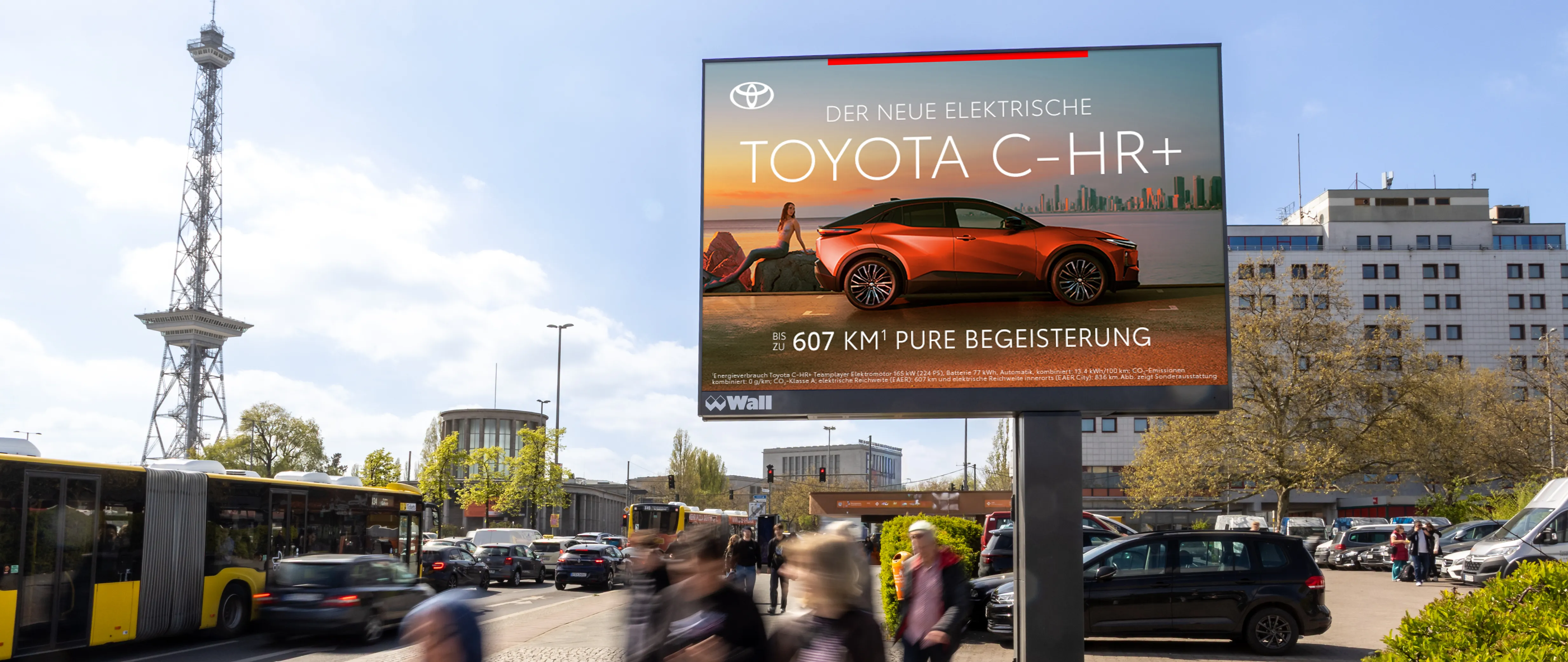 Digital City Light Board zeigt Automobil-Werbung an der Neuen Kantstraße in Berlin.
