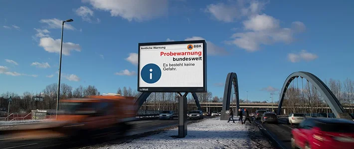 Digital City Light Board mit bundesweiter Probewarnung zum Katastrophenschutz in Berlin.