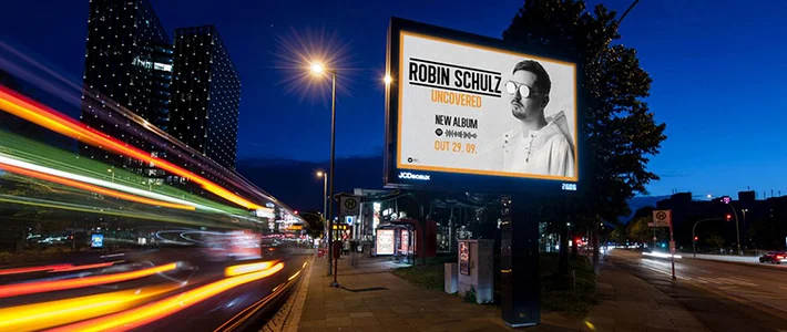 Digital City Light Board mit Werbung für Musik in Hamburg bei Nacht.