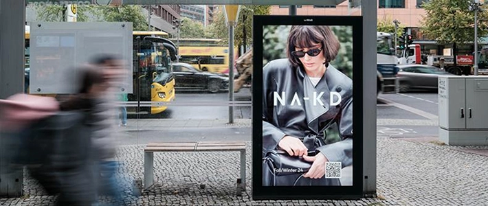 Digital City Light Poster an der Buswartehalle am Potsdamer Platz, Berlin, mit Werbung für Mode.