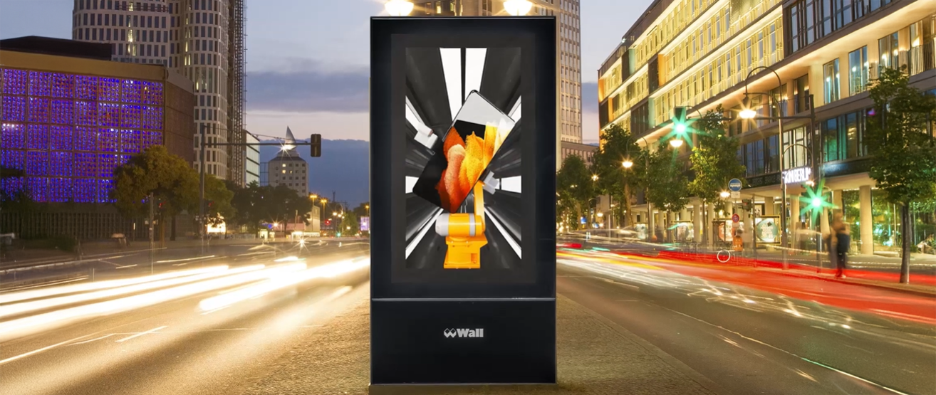 Digital City Light Poster mit 3D-Greifarm-Motiv an der Budapester Straße in Berlin.