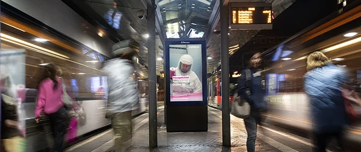 Digital City Light Poster zeigt Recruiting-Kampagne einer Airline in Bremen