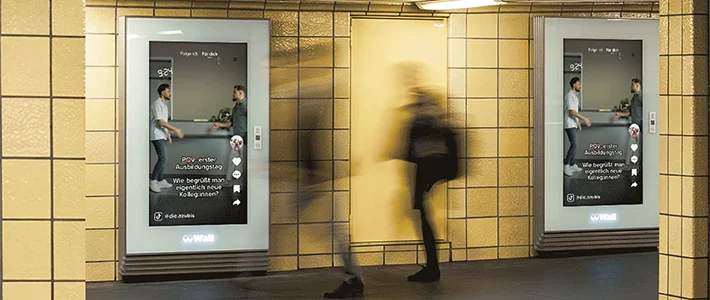 Zwei Digital City Light Poster mit Werbung zum Ausbildungsstart in U-Bahnhof an der Friedrichstraße in Berlin.
