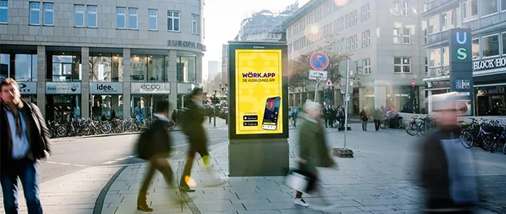 Digital City Light Poster in Europapassagen in Hamburg mit Werbung für Ausbildungsapp.