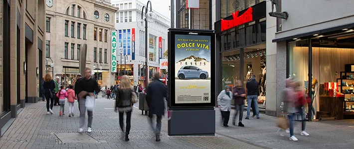 Digital City Light Poster mit Automobil-Werbung in Hamburg.