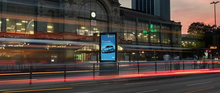 Digital City Light Poster vor dem Hamburger Hauptbahnhof zeigt Automobil-Werbung.