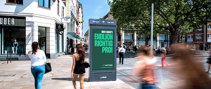 Digital City Light Poster mit B2B-Werbung am Mauritiusplatz in Wiesbaden.