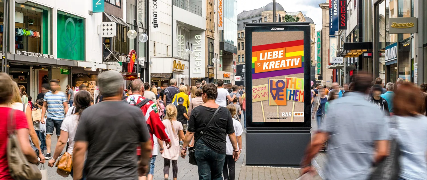 Digital City Light Poster mit Baumarkt Werbung in belebter Kölner Schildergasse.