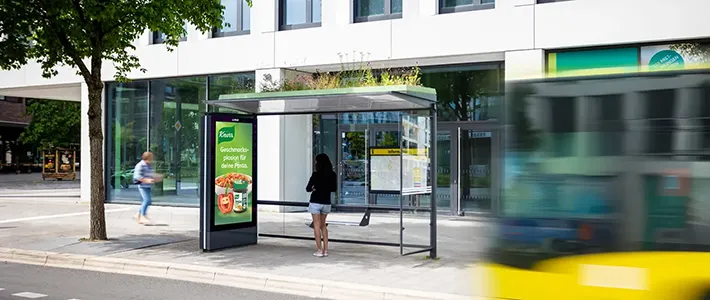 Digital City Light Poster zeigt Werbung eines Lebensmittelherstellers an Bus-Wartehaller in Berliner Heidestraße.