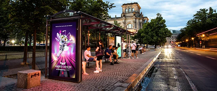 Digital City Light Poster an Bus-Wartehalle vor dem Reichstagsgebäude in Berlin zeigt TV-Werbung.