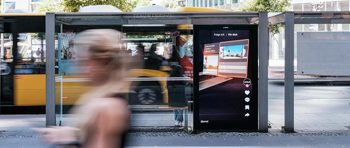 Digital City Light Poster mit Computer-Hardware Werbung an der Potsdamerstraße in Berlin