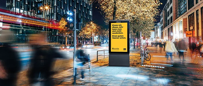 Digital City Light in Köln zeigt Werbung einer Dating App bei Nacht.