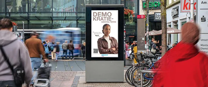 Digital City Light Poster mit Kampagne zur Demokratie in Kaiserslautern.