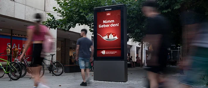 Digital City Light Poster in der Bahnhogsstrasse in Saarbrücken zeigt Werbung für ein Dessert.