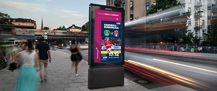Digital City Light Poster mit Digital News Ads mitSport Live Ticker zu Handballspiel in Hamburg.