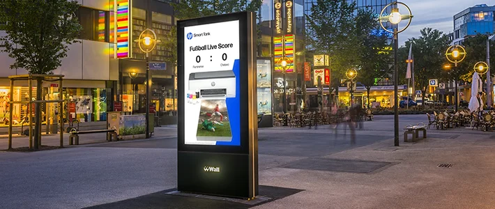 Digital City Light Poster zeigt Werbung für Drucker in Verbindung mit Fussball-Live-Score in Dortmund.