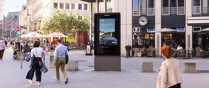 Digital City Light Poster mit 3D-Motiv für Elektroauto-Werbung in der Hamburger Innenstadt