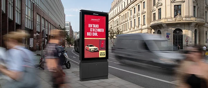 Digital City Light Poster zeigt Werbung für Fahrdienstleister.