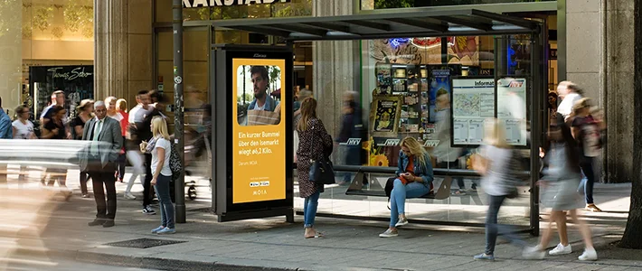 Digital City Light Poster mit Fahrdienstleister-Werbung in Mönckebergstrasse in Hamburg.