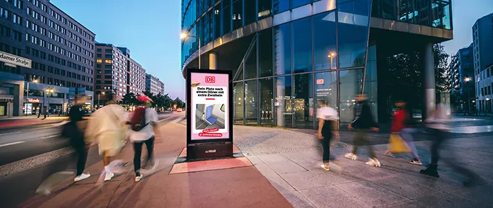 Digital City Light Poster zeigt Werbung für Fahrgastunternehmen am Potsdamer Platz in Berlin.