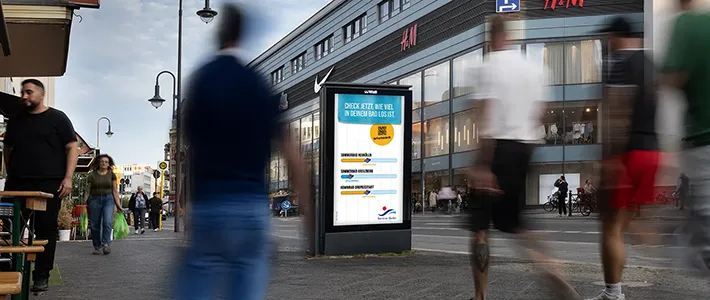 Digital City Light Poster zeigt Kampagner für Freibäder in Berlin