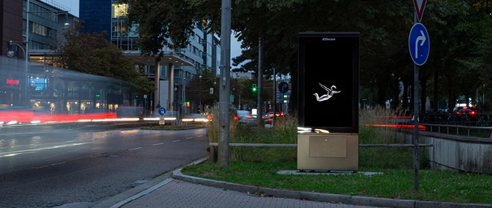 Digital City Light Poster an einer stark befahrener, freiburger Straße in der Abenddämmerung  zeigt OBJ Kampagne