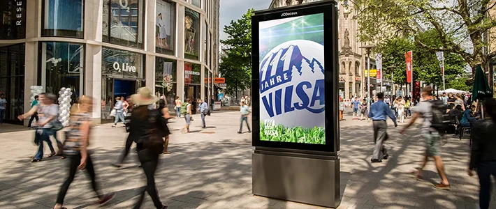 Digital City Light Poster in Hamburger Fussgängerzone mit Werbung zu Fussball-Aktion
