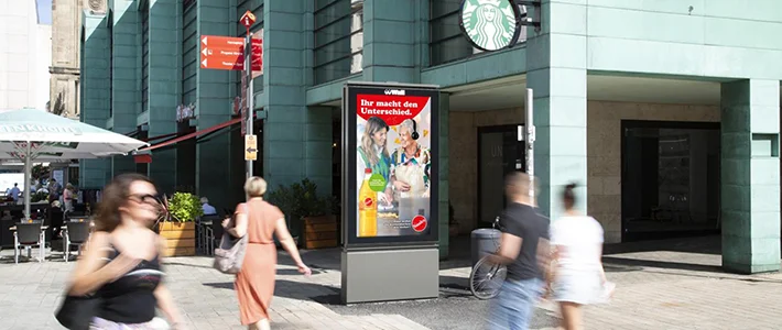 Digital City Light Poster am Dortmunder Markt zeigt Werbung für Getränke.