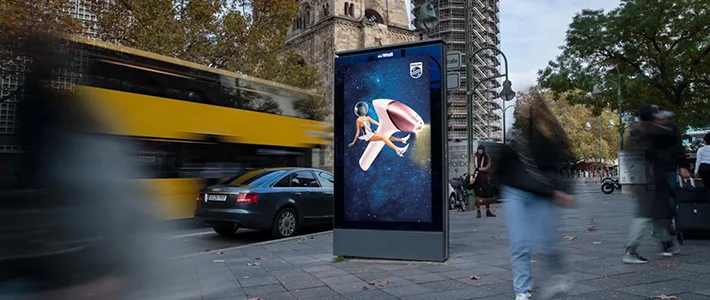 Digital City Light Poster mit Werbung für Haarentfernungsprodukt an der Gedächtniskirche in Berlin