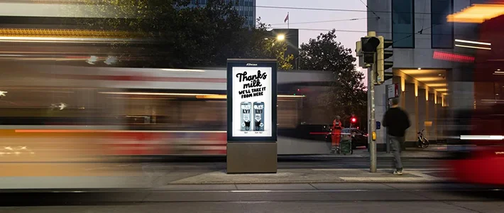 Digital City Light Poster mit Werbung für Hafermilch in Berlin bei Dämmerung