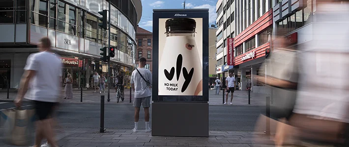 Digital City Light Poster zeigt Werbung für Hafermilch in Fußgängerzone in Saarbrücken.