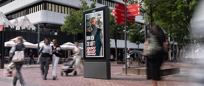Digital City Light Poster mit Außenwerbung einer Halspastillenmarke in der Katharinenstraße in Dortmund.
