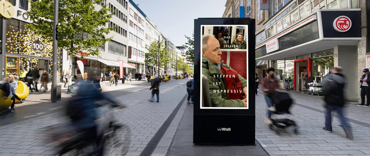 Digital City Light Poster in Düsseldorfer Innenstadt zeigt Kampagne zur Sensibilisierung für Depression.