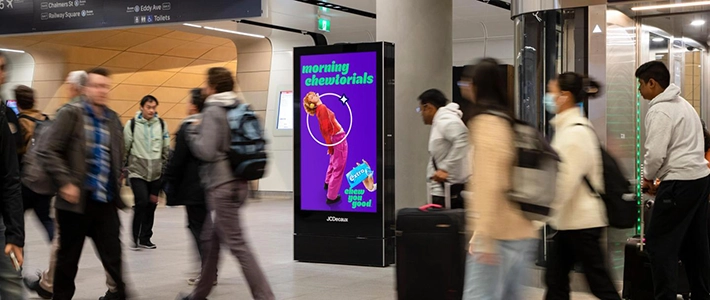 Digital City Light Poster mit Kaugummiwerbung in einem belebten Bereich  von Brisbane Central Station