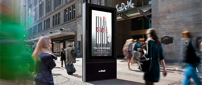 Digital City Light Poster mit Lippenstiftwerbung vor dem KaDeWe in Berlin.