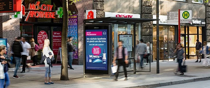 Digital City Light Poster an Bus-Wartehalle in der Mönckebergstraße in Hamburg zeigt Werbung für Heuschnupfenmittel.