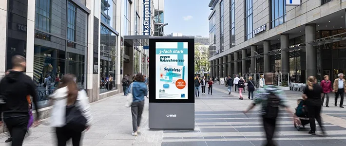 Digital City Light Poster mit Werbung für Medikament gegen Halsschmerzen in der Pragerstraße in Dresden.