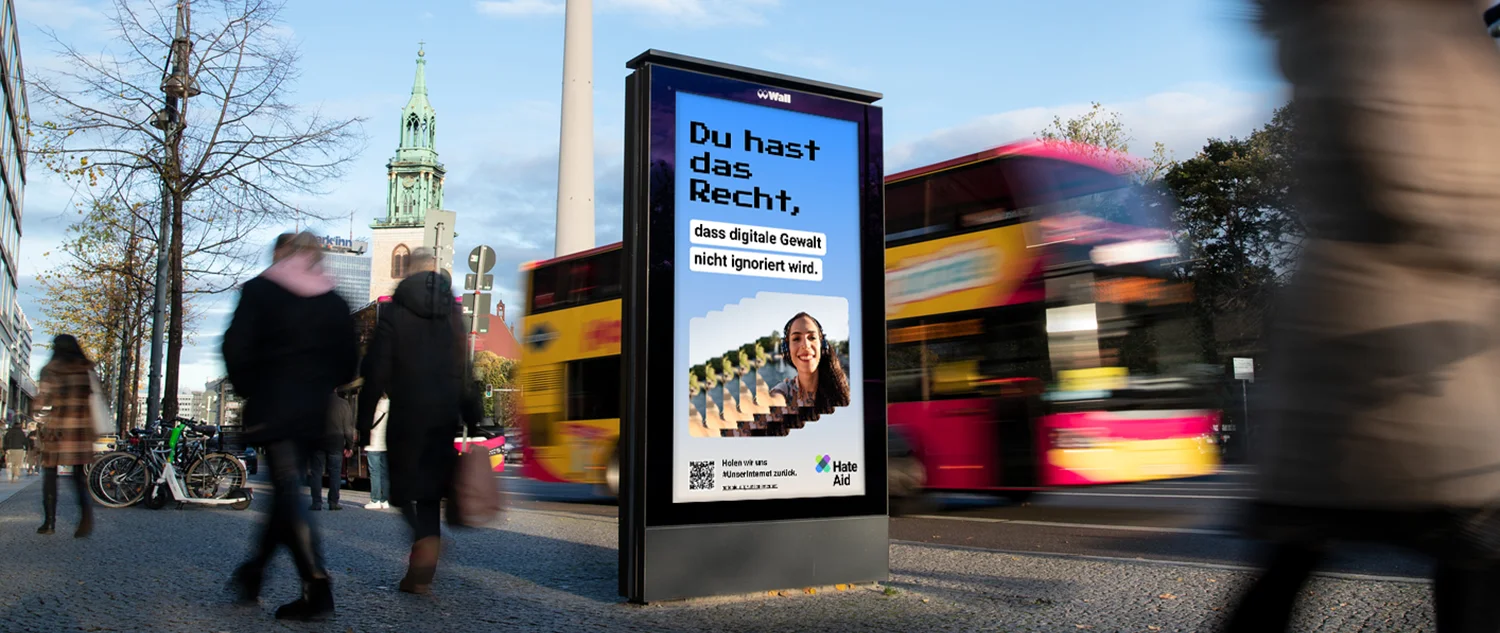 Digital City Light Poster in Berlin mit Kampagne zu Menschenrechte im digitalen Raum.
