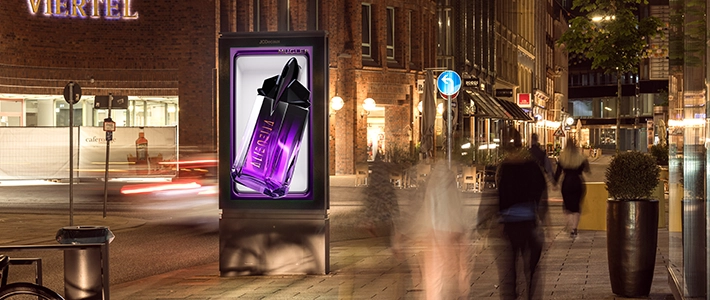 Digital City Light Poster mit Parfum Werbung in der Poststraße in Hamburg bei Nacht.