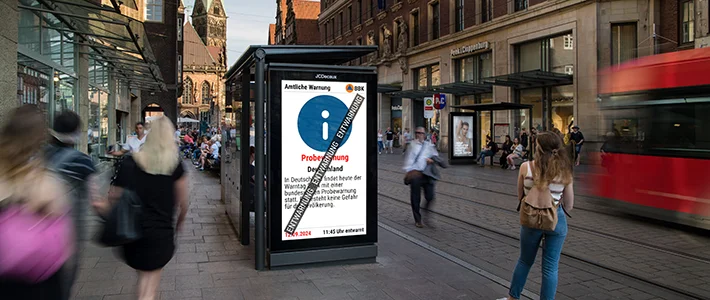 Digital City Light Poster zeigt Probewarnung des Katastrophenschutzes in Einkaufsstraße in Bremen