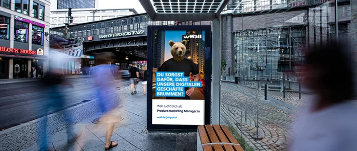Digital City Light Poster in Bus-Wartehalle zeigt Recruiting-Anzeige in Berliner Friedrichstraße.