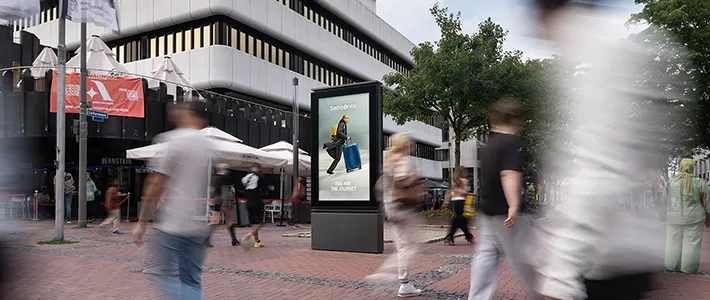 Digital City Light Poster zeigt Werbung für Reisegepäck in Dortmund. an Katharinenstraße Ecke Kempstraße
