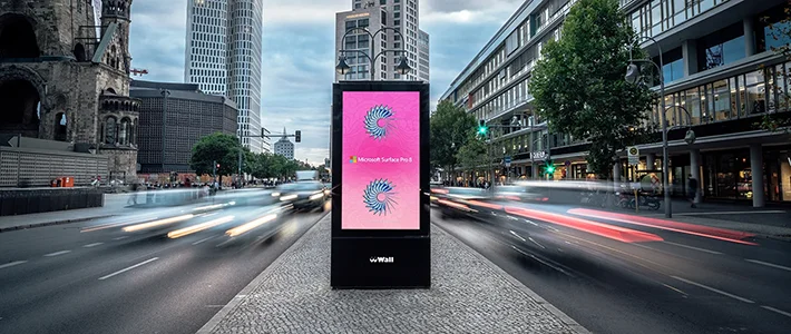 Digital City Light Poster in Berlin zeigt Software-Werbung.