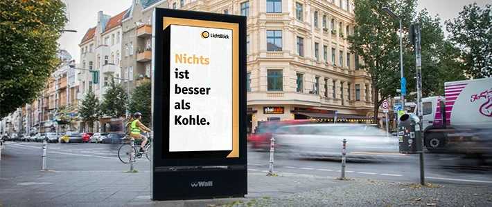 Digital City Light Poster zeigt Werbung für Stromanbieter.