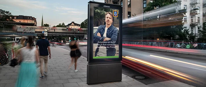 Digital City Light Poster zeigt Werbung für einen Discounter.